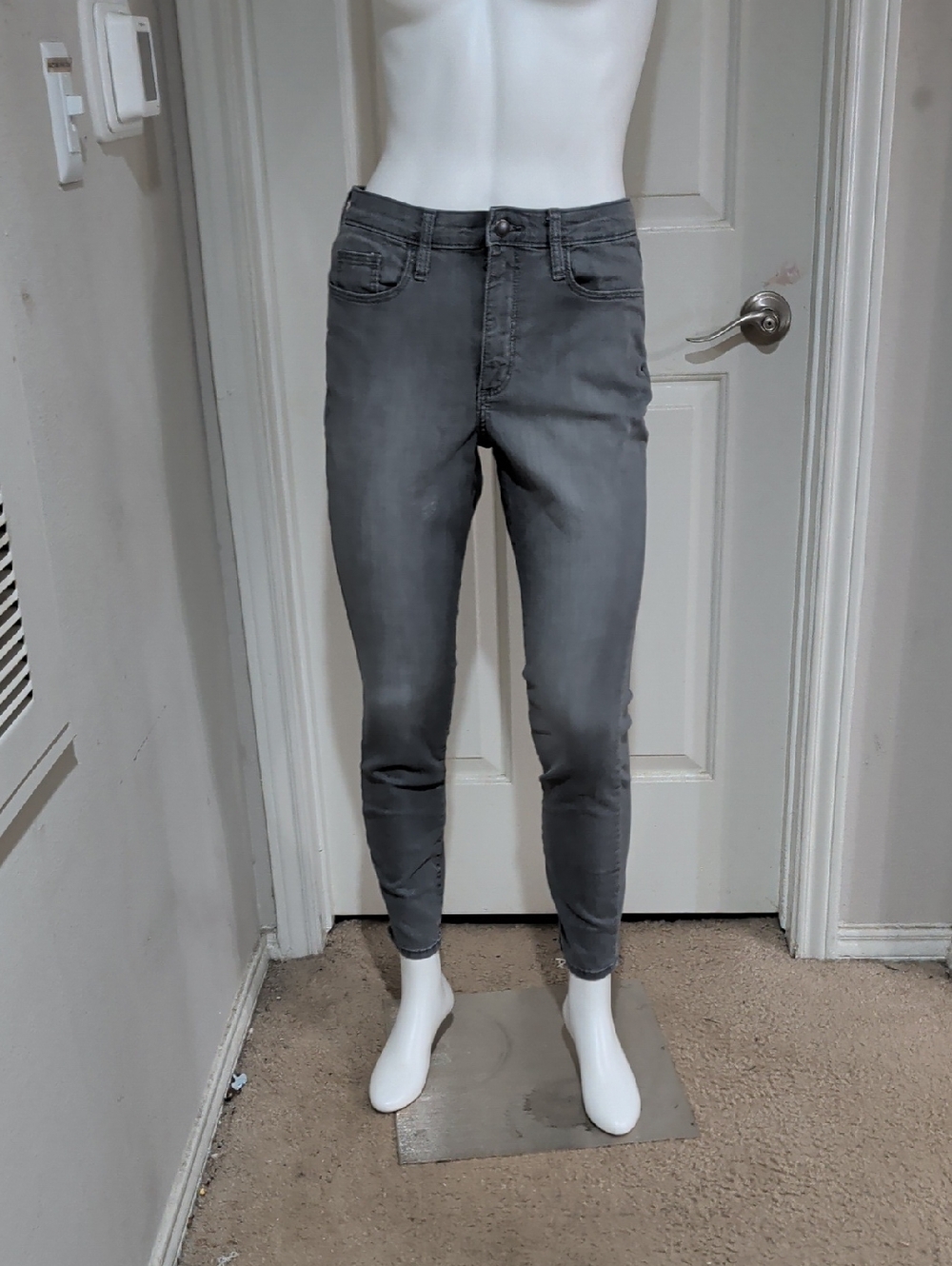 Universal Thread Women's Skinny Jeans in Washed Gray 8/29R